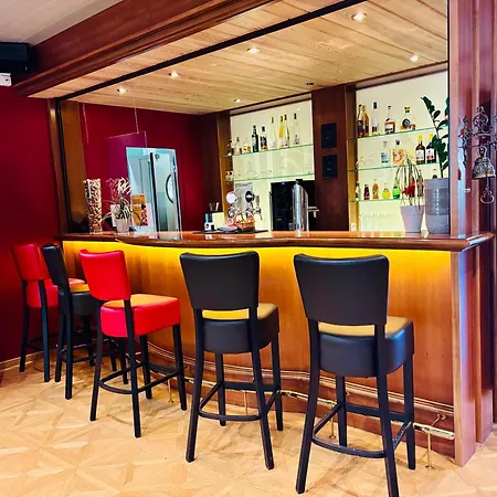 Logis Hotel-Restaurant Aux Trois Roses-3