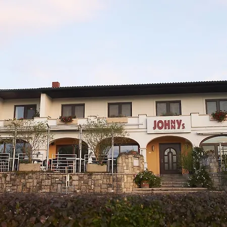 Gästehaus Weinhandl&Johnnys Pizzeria-3