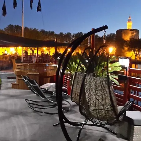 LA PENICHE - Bed And Bicycle - Aigues Mortes-2