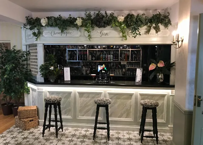 Falcon Hotel