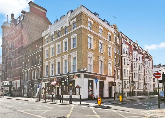 Private Villa: 2Vh Virginia House, 31 Bloomsbury Way By City Living London