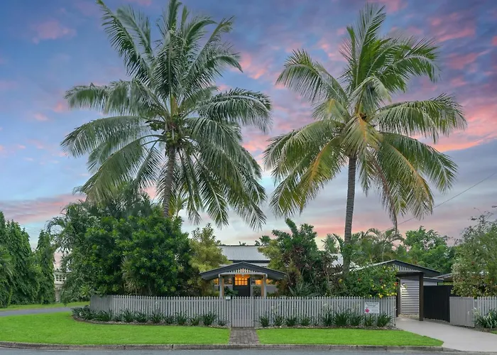 Pool Villa: Sweet Creek Cottage, Palm Cove, 200M To Beach, Heated Pool, Pets