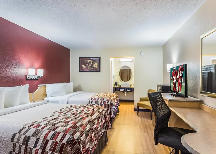 Hotel with pool: Red Roof Inn Williamsburg