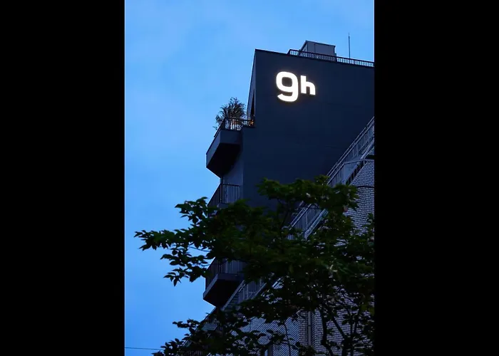 9H Nine Hours Woman Shinjuku