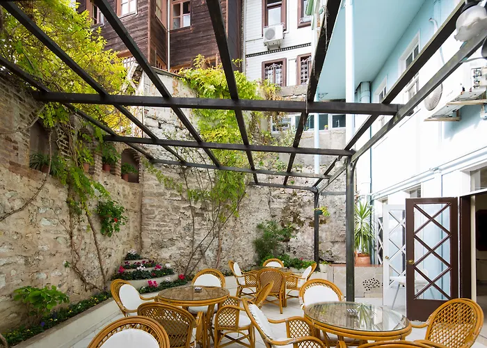 Hotel near College: Hotel Historia-Special Category