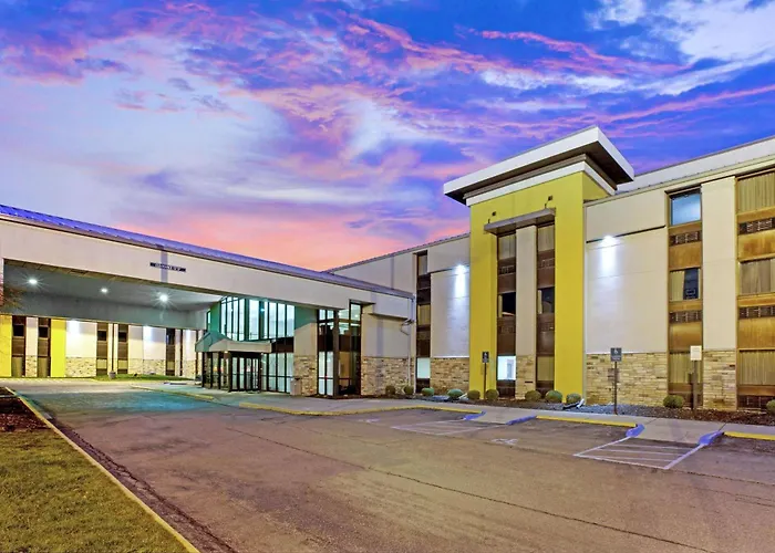 Airport Hotel: La Quinta Inn & Suites By Wyndham Detroit Metro Airport