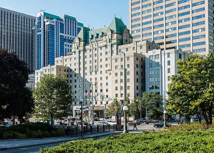 Hotel with view: Lord Elgin Hotel