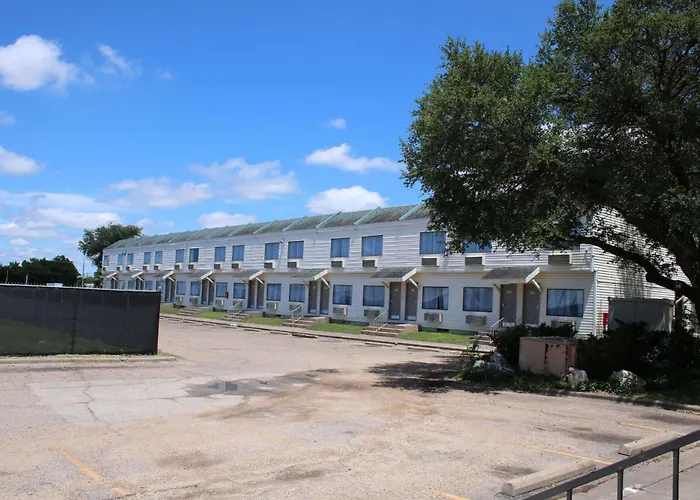 Days Inn By Wyndham Waco University Area