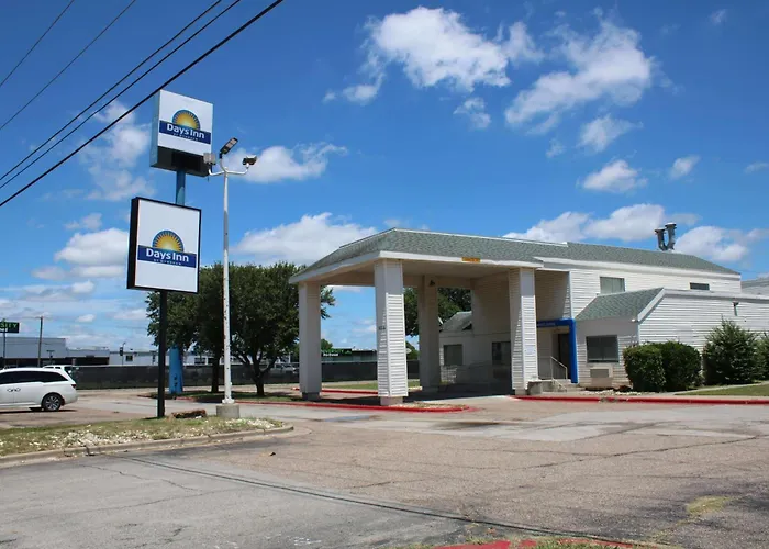 Days Inn By Wyndham Waco University Area