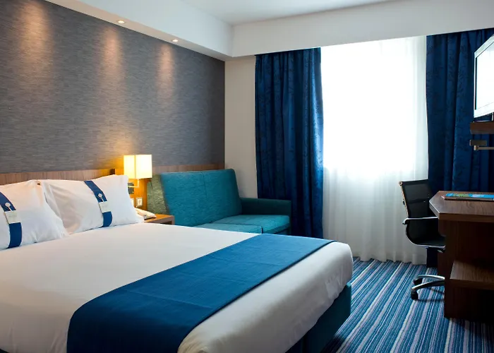 Hotels with tennis Holiday Inn Express London - Vauxhall Nine Elms, An Ihg