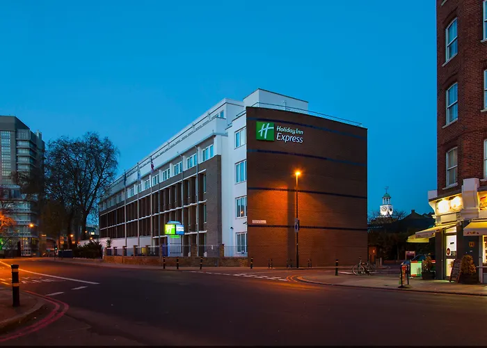Hotels with tennis Holiday Inn Express London - Vauxhall Nine Elms, An Ihg