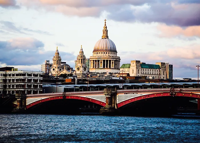 Hotels with tennis Holiday Inn Express London - Vauxhall Nine Elms, An Ihg