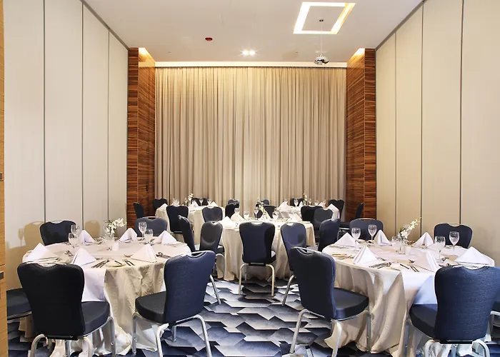 Luxury hotel only: Grand Cosmopolitan Hotel