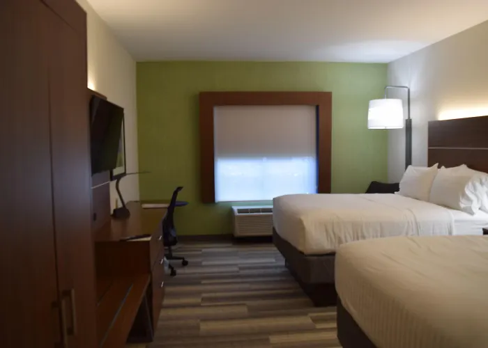 Hotel with Tennis: Holiday Inn Express & Suites Ithaca By Ihg