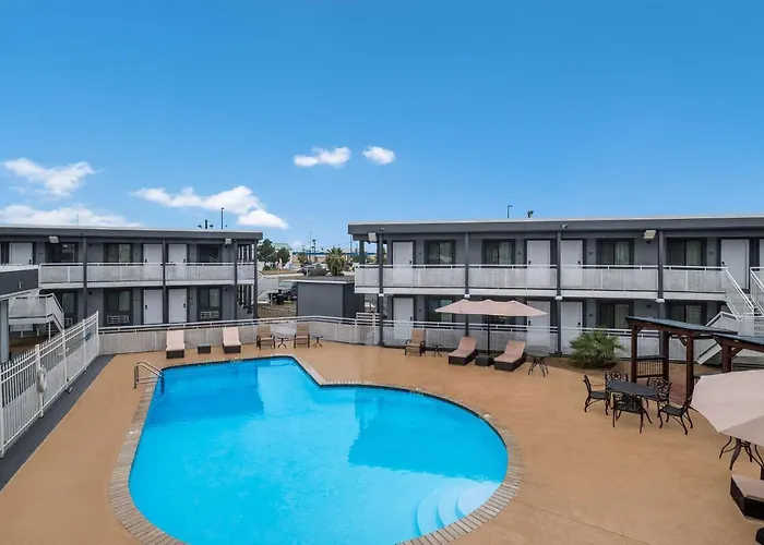 Spanish Trails Inn - Laredo Hotel