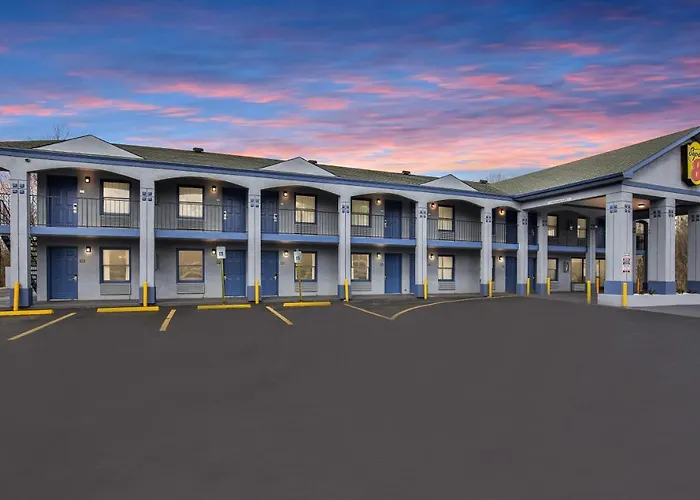 Super 8 By Wyndham West