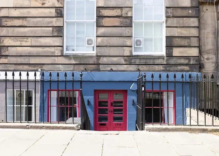 Hotel near College: New Town Rooms