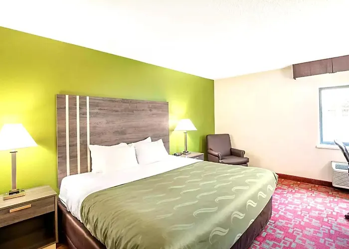 Cheap hotels Norwood Inn & Suites Milwaukee