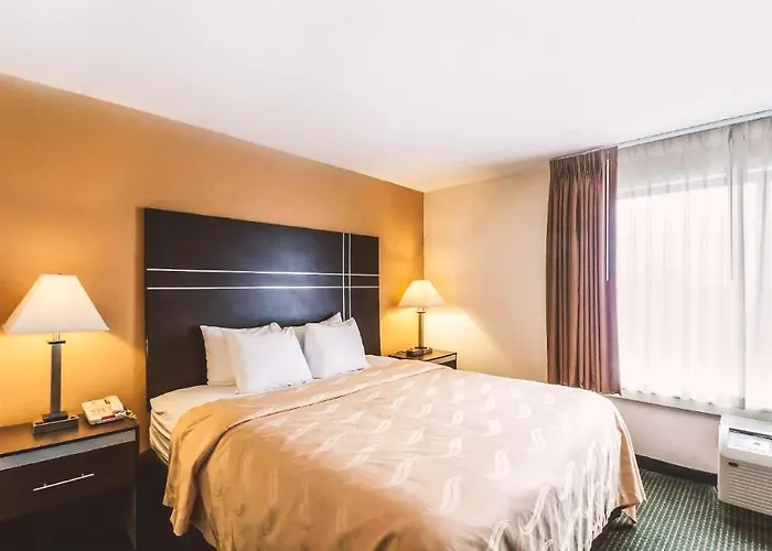 Cheap hotels Norwood Inn & Suites Milwaukee