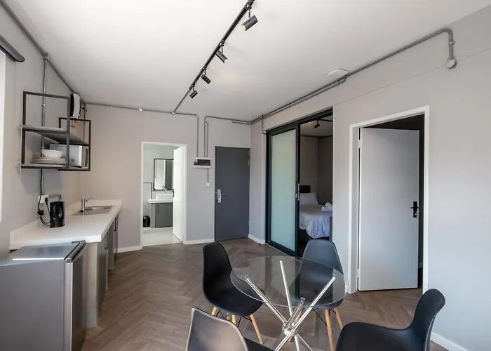 Cheap hotel: Inn & Out Plus Rosebank