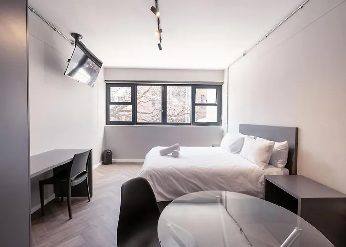 Cheap hotel: Inn & Out Plus Rosebank