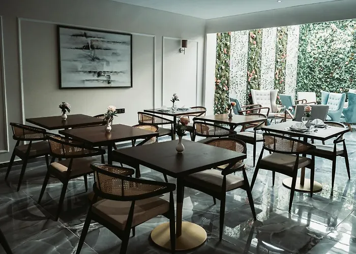 City Hotel By Waves