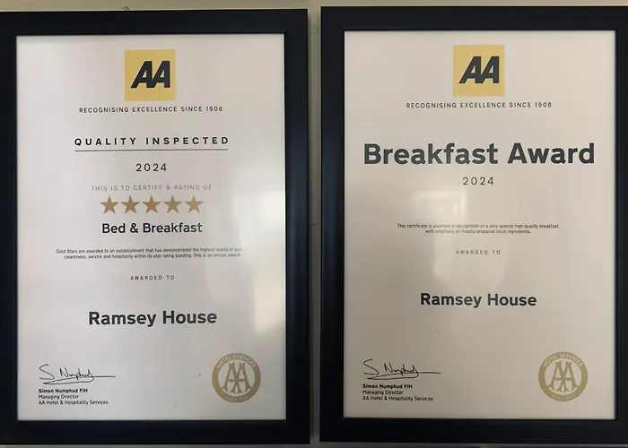 Ramsey House - Luxury Licensed B&B - Parking And Guest Lounge