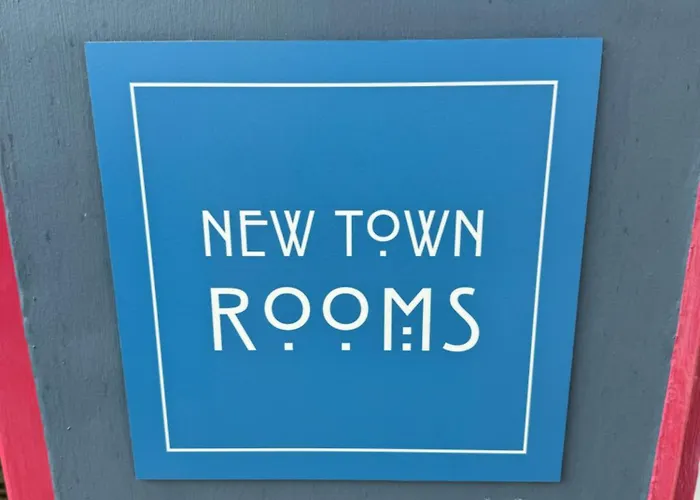 Hotel near College: New Town Rooms