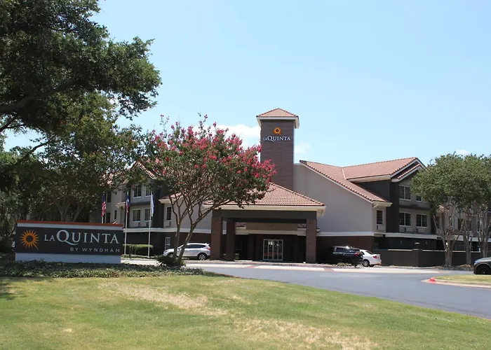 Pet Friendly hotel: La Quinta By Wyndham Dallas - Addison Galleria