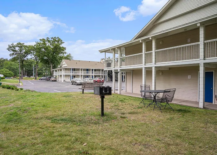 Motel: Travelodge By Wyndham Traverse City Mi