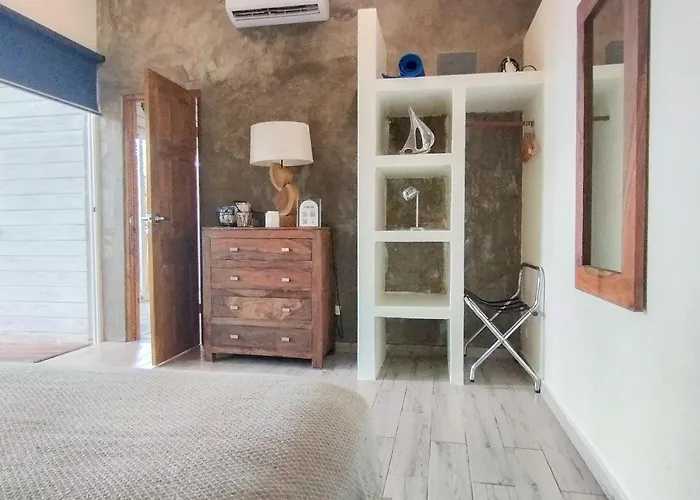 Beach hotel: Saboga Lodge (Adults Only)