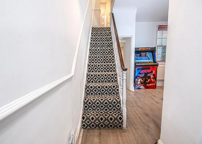 Central 3 - Bedroom Townhouse In With Parking