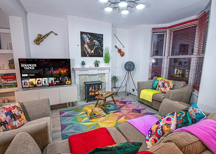 Central 3 - Bedroom Townhouse In With Parking