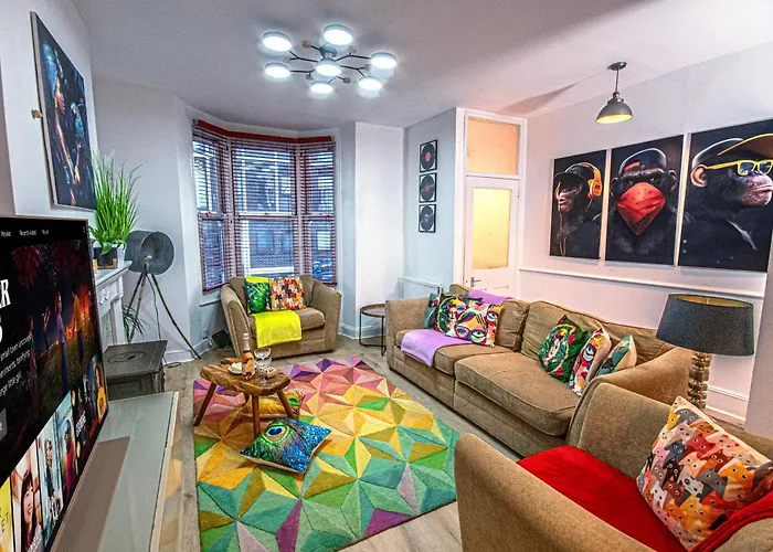 Central 3 - Bedroom Townhouse In With Parking