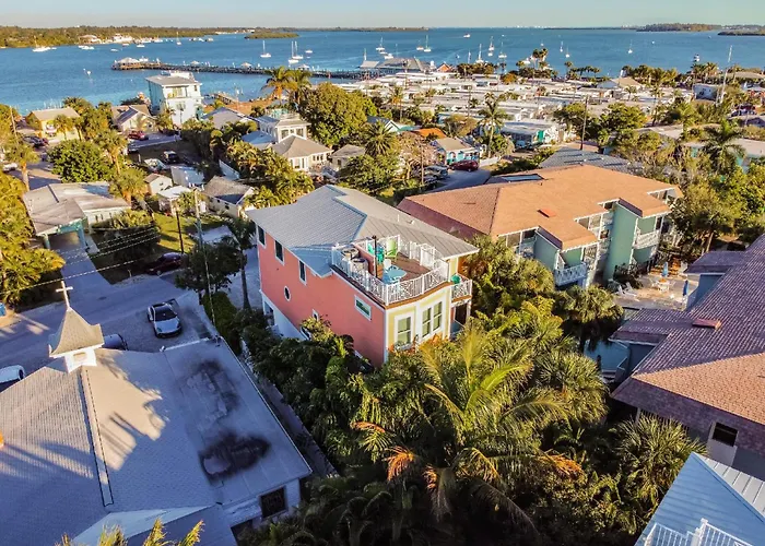 Hotel near College: Luxury Vacation Home! Add A Golf Cart!!