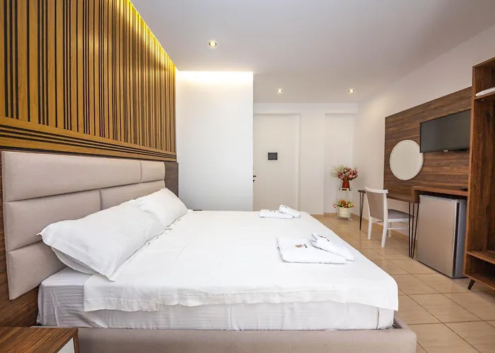 Hotel New Crystal With Private Beach