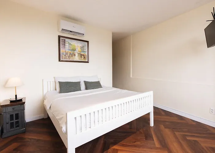 9 Hostel And Suites