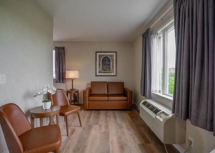 Monte Carlo Inn Oakville Suites