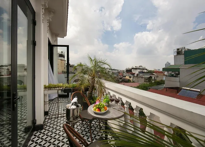May De Ville Crown Hotel