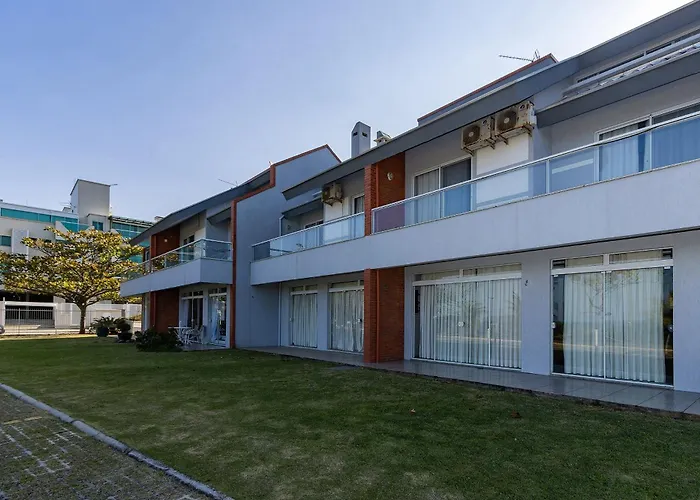 Morada de 4 Ilhas – Sobrado 03: Linda Casa Germinada a Poucos Passos da Areia da Praia de Quatro Ilhas, para até 10 Pessoas.