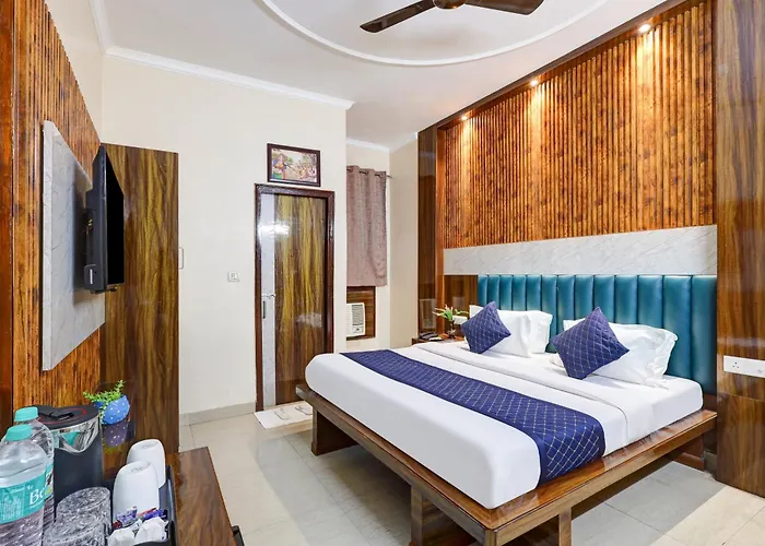 Hotel Tashkent Palace - Budget Friendly, Near R K Ashram Metro Station