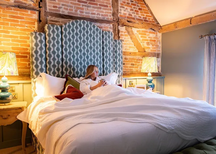The Coat And Bear - A Heartwood Inn