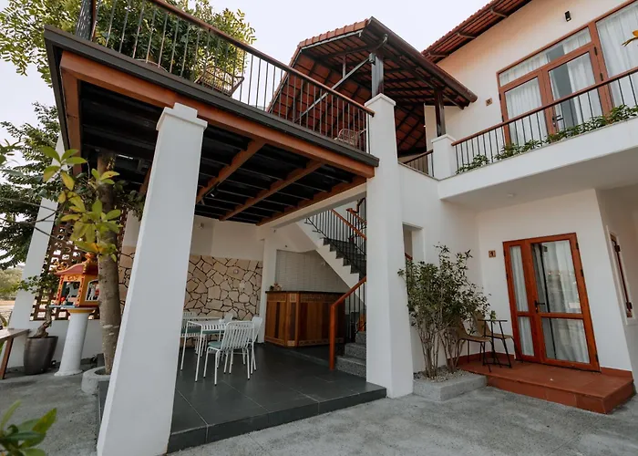 Hotel near College: Hue River Side Villa