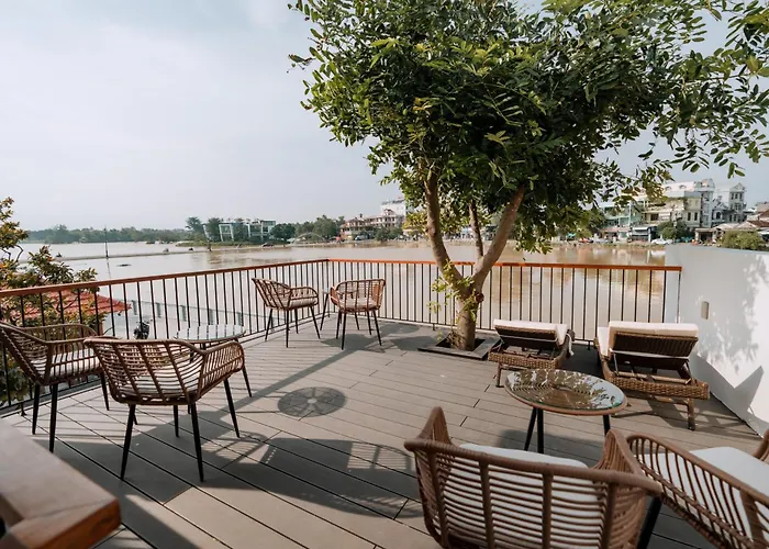Hotel near College: Hue River Side Villa