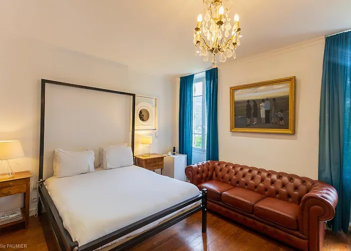 Hôtel de luxe: Suite Royale- SPA - Jacuzzi - Sauna - Massage - 2 Double Rooms - 4 SAISONS - Piscine Chauffée Toute l'année - POOL VIEW - Heated POOL -800m City Centre