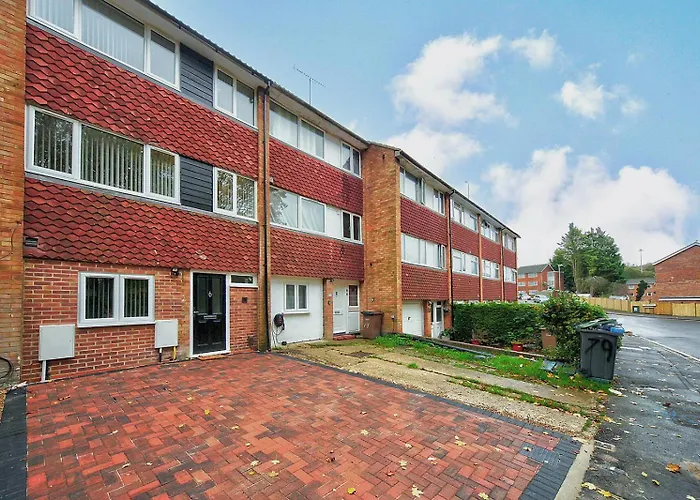 Guest house: The Falcons Nest All Ensuite Self Check In And Out Luton Airport