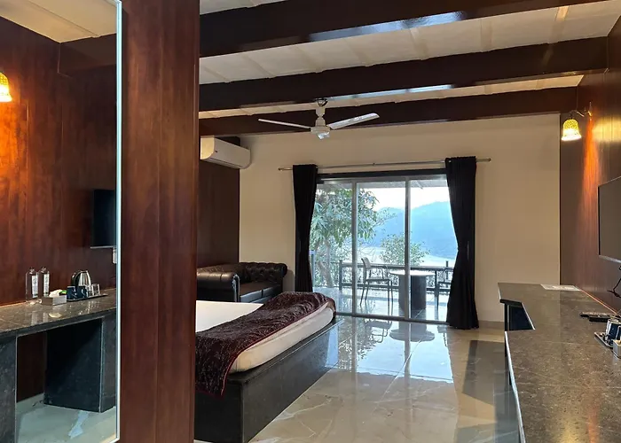 Hotel with pool: The Green Gate Resort Mulshi