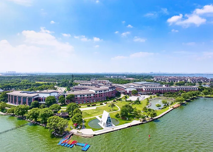 Luxury hotel only: Suzhou Tongli Lake View Hotel