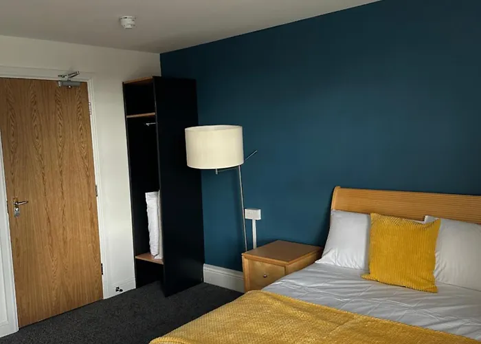 Continental Hotel With Access To Shared Kitchen