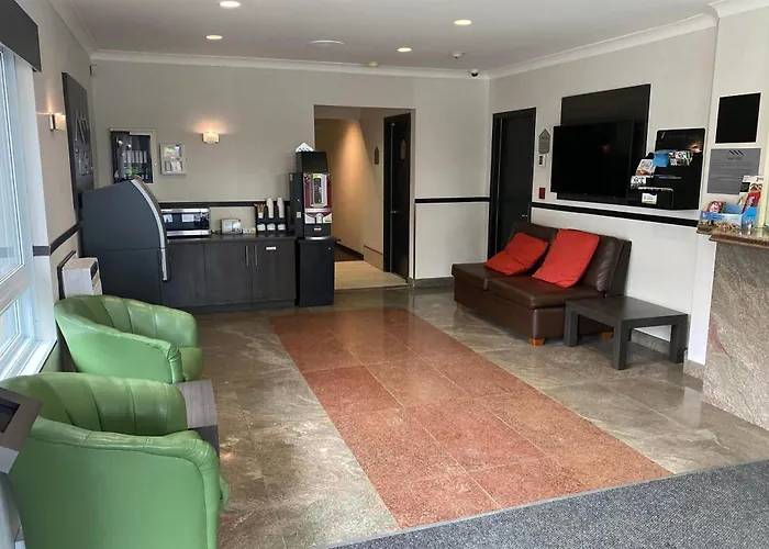 Motels Ramada By Wyndham Laval